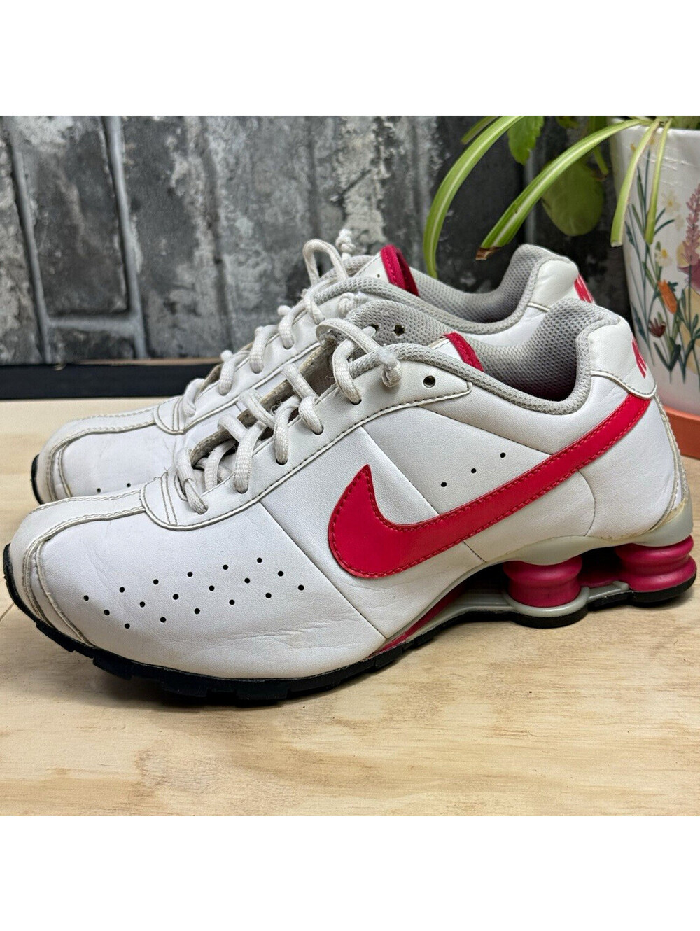 Nike White/Red/Black Solid Low Top Lace-Up Athletic Sneaker Rubber 309711-100